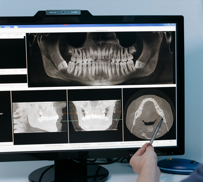 dentista perito avaliando exame